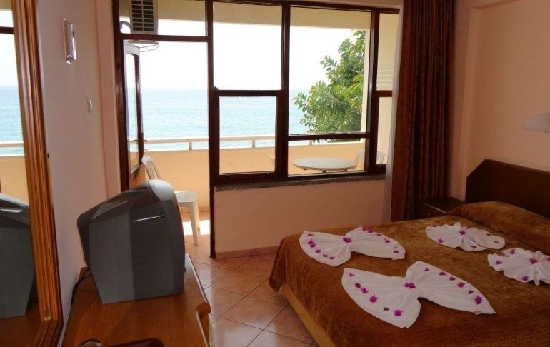 אלאניה Floria Beach Hotel מראה חיצוני תמונה