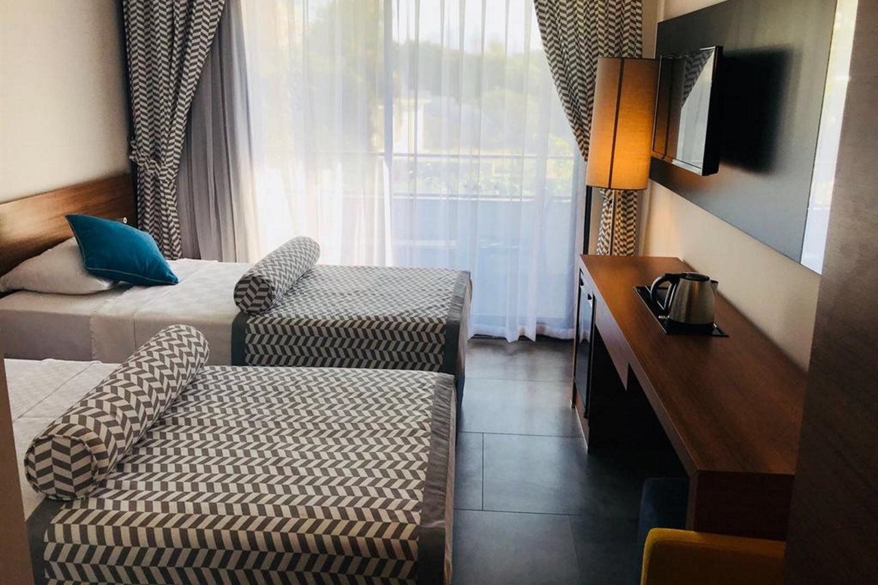 אלאניה Floria Beach Hotel מראה חיצוני תמונה